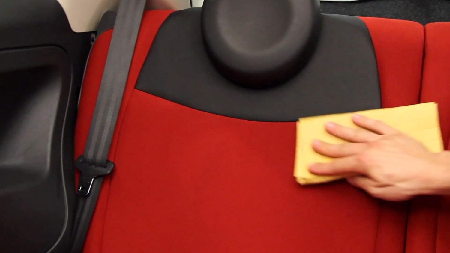 Mafra, Traitement 3en1 Tissus, Démaquille et Dégraiss Tissus Délicats, Velours et Alcantara, Renouvelle les Couleurs et Donne Fraîche Note de Parfum, Format 500ml