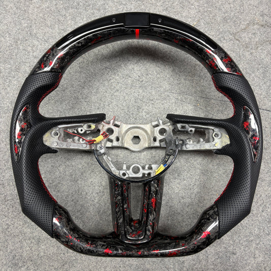 Volant custom en fibre de carbone avec affichage LED – Mazda – photo non contractuelle