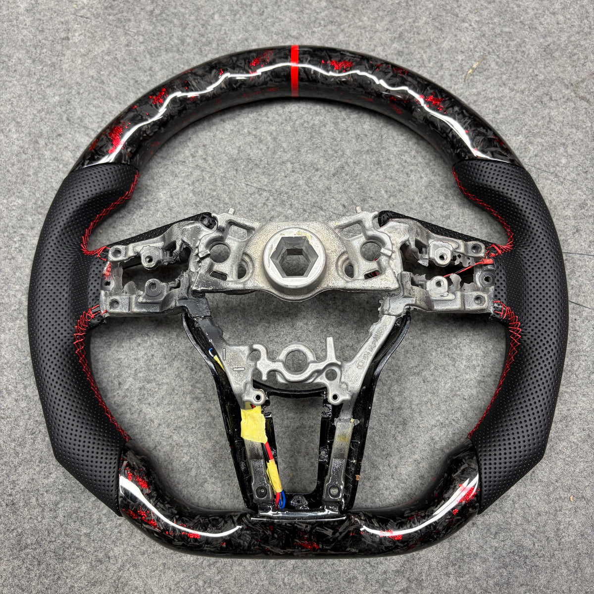 Volant custom sur mesure en fibre de carbone avec affichage LED – Mazda