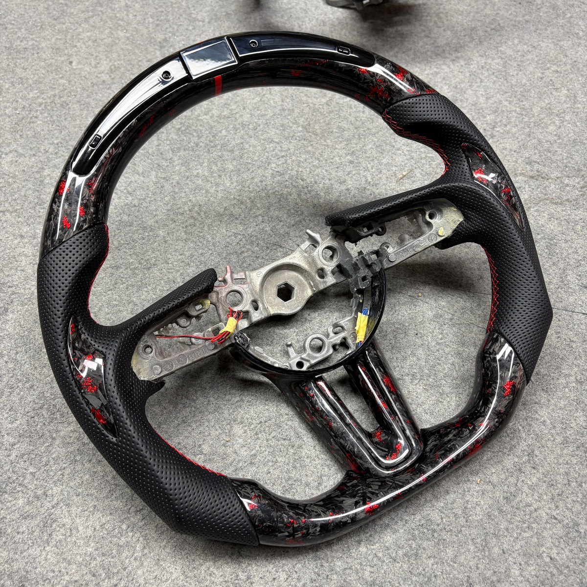 Volant custom sur mesure en fibre de carbone avec affichage LED – Mazda