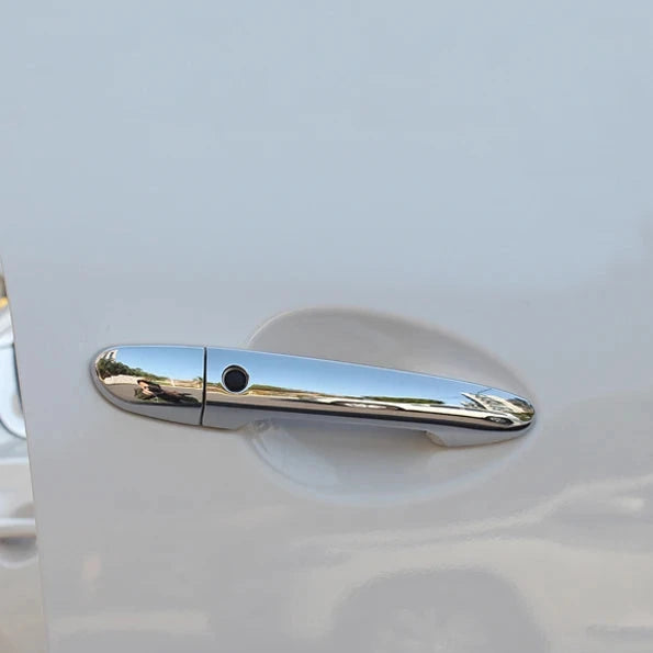Couvre-poignée chromé installé sur une porte de Mazda CX-5