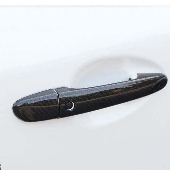 Couvre-poignée noir posé sur la poignée d'une Mazda CX-5 blanche