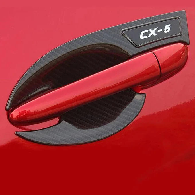 Coquille de poignée effet carbone avec logo CX-5 sur une Mazda CX-5 rouge