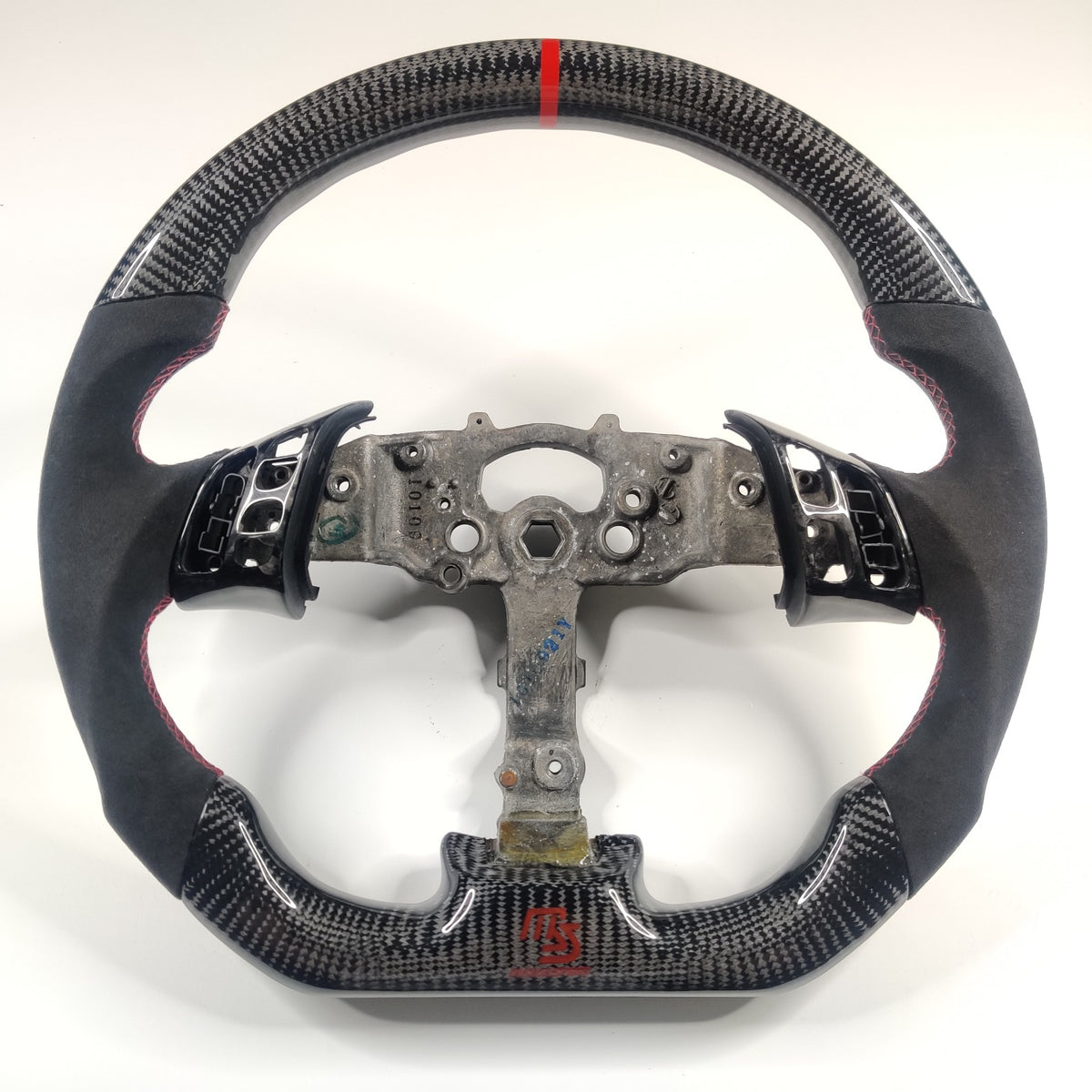 Volant custom en fibre de carbone avec affichage LED – Mazda – photo 2