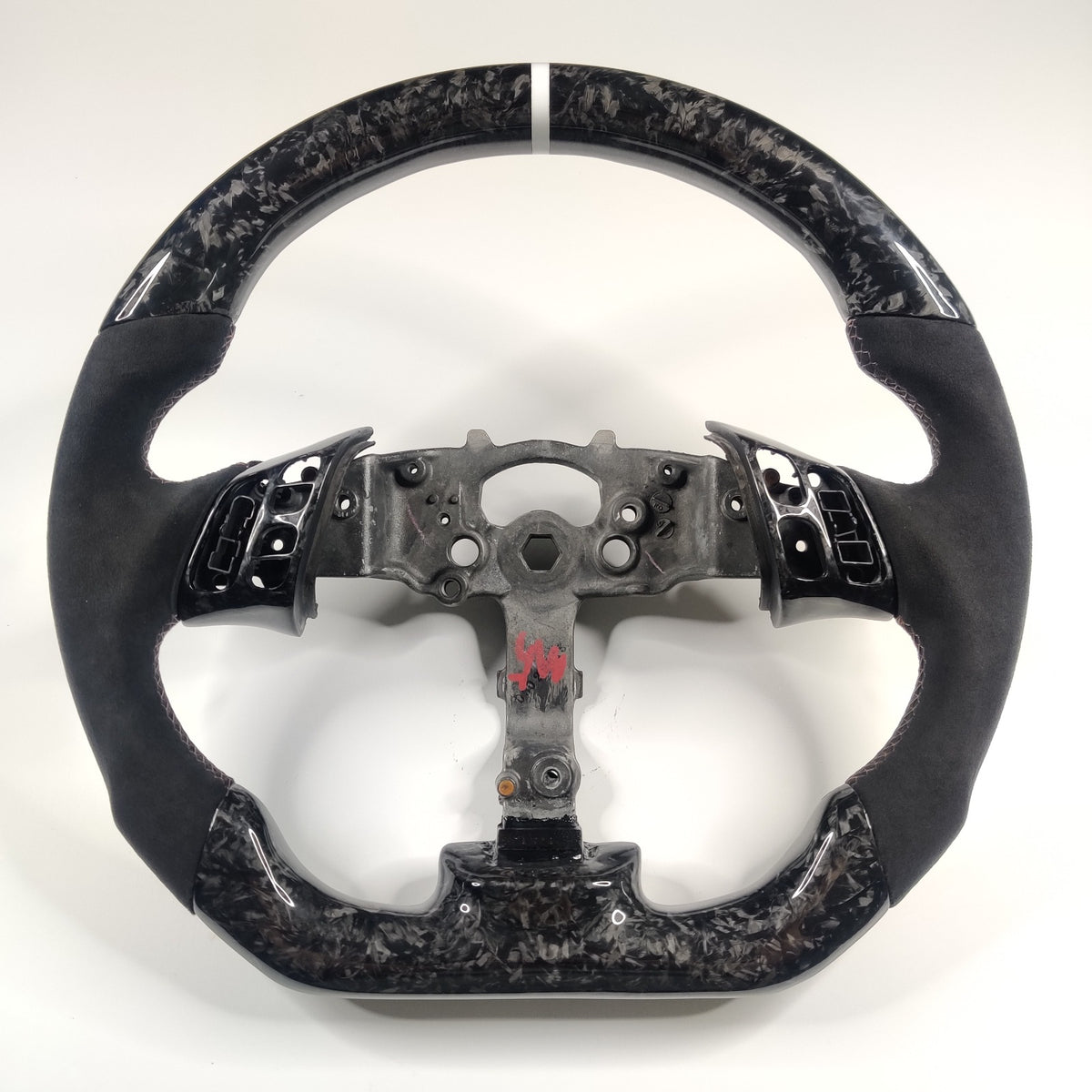 Volant custom en fibre de carbone avec affichage LED – Mazda – photo 4