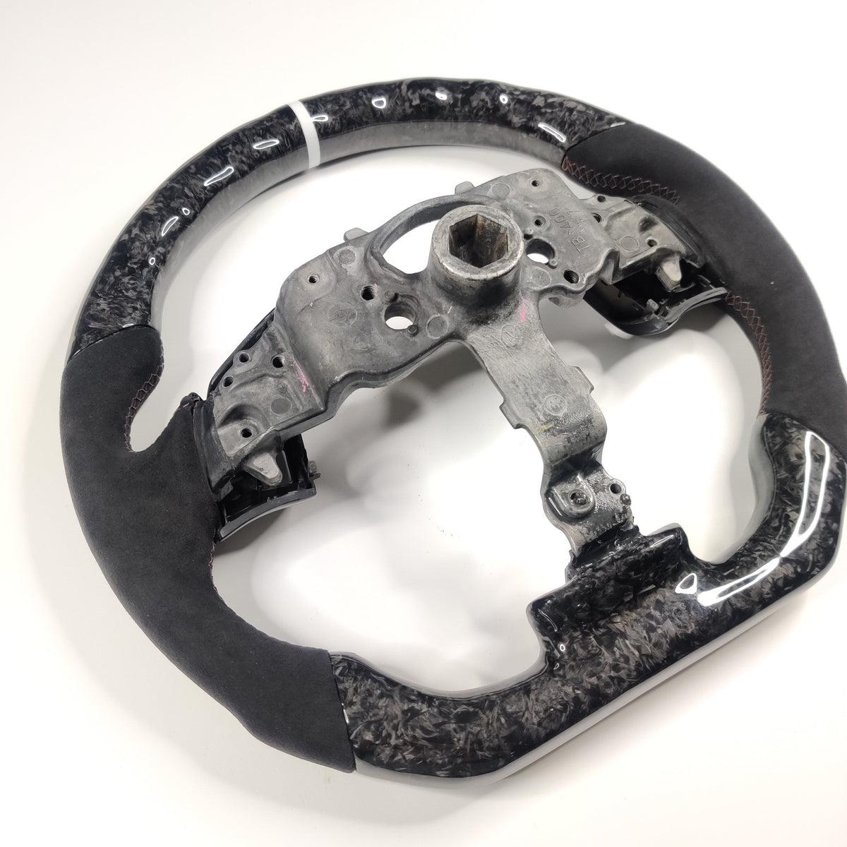 Volant custom en fibre de carbone avec affichage LED – Mazda – photo 6