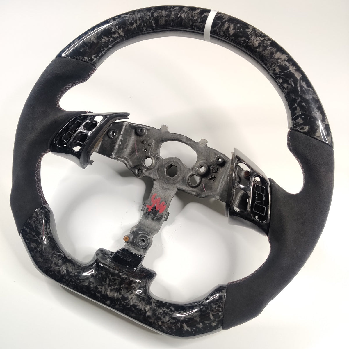 Volant custom en fibre de carbone avec affichage LED – Mazda – photo 7