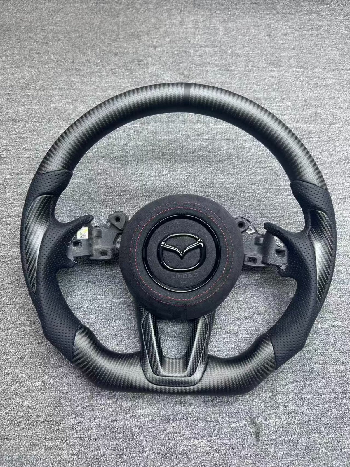 Volant custom en fibre de carbone avec affichage LED – Mazda – photo 8