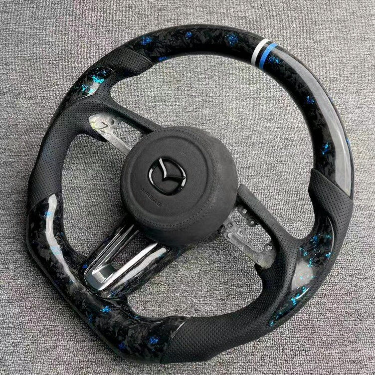 Volant custom en fibre de carbone avec affichage LED – Mazda – photo 11