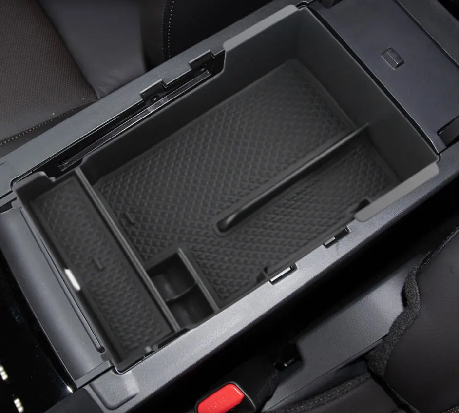 Center armrest organizer with shallow non-slip mat
